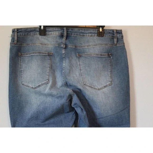 Vigoss Marley Distressed Midrise Cuffed Capri Light Wash Plus Size 22 H14763 - Picture 11 of 14